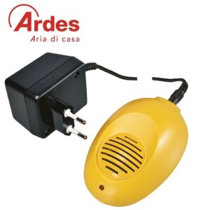 Scaccia Mosche Elettronico Con Alimentatore 230 V~ / 14 V~, Provvisto Di Spia Luminosa Che Indica Il Corretto Funzionamento Emette Ultrasuoni Che Esercitano Un’Azione Di Disturbo Nei Confronti Delle Mosche, Allontanandole Dall’Ambiente Nel Quale È In Funzione Il Dispositivo. Area Copertura: 60 – 80 M³. Consumo: 5 W.  PP1605